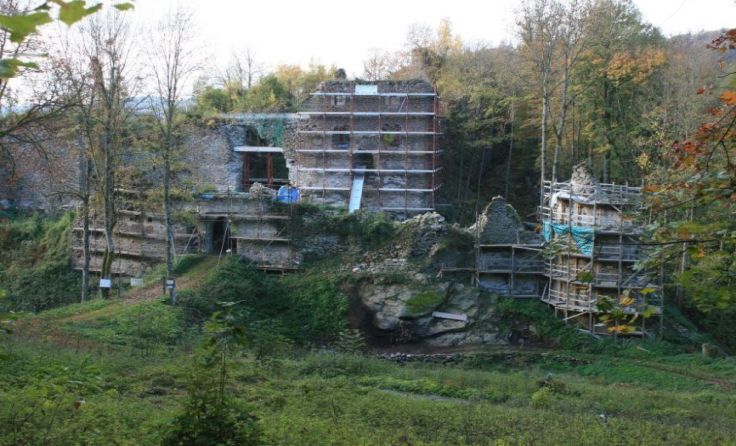 Burgensanierer erweitern ihre Qualifikation. Foto: Gemeinde Hofkirchen