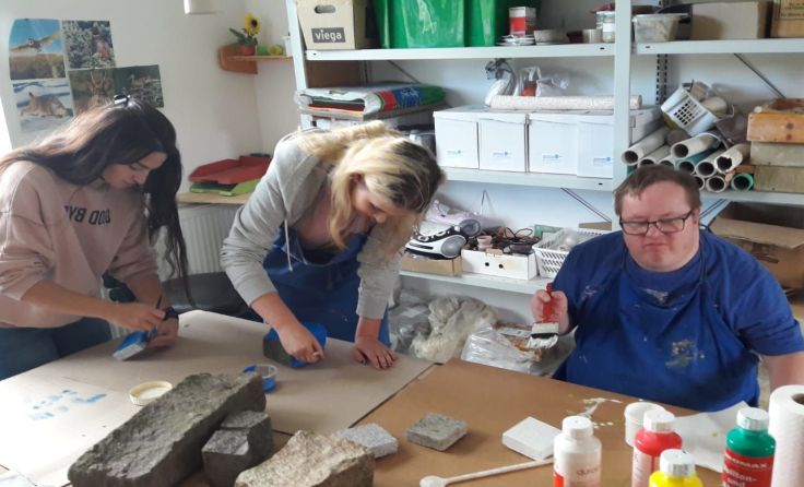 Maturanten und Mitarbeiter der Ariola-Werkstatt wurden gemeinsam kreativ. Foto: BBS Rohrbach