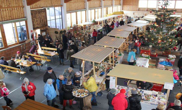 Vorweihnachtliche Stimmung zieht in die Stockschützenhalle ein. Foto: privat