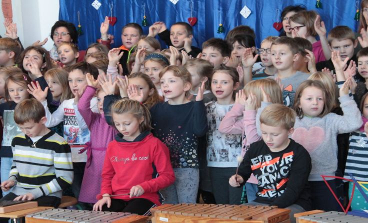 Für den Fortbestand der Musikvolksschule sangen die Altenfeldner Kinder. Foto: Gahleitner