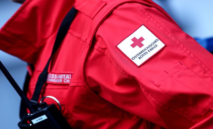 Der Mann wurde nach ärztlicher Versorgung ins Krankenhaus gebracht. Foto: Weihbold