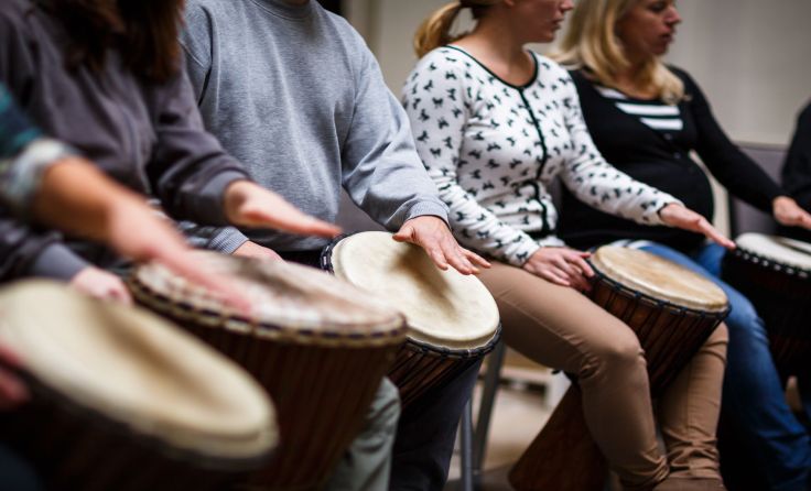 Jugendliche spüren beim Trommelworkshop gemeinsam den Rhythmus. Foto: lightpoet/Shutterstock.com