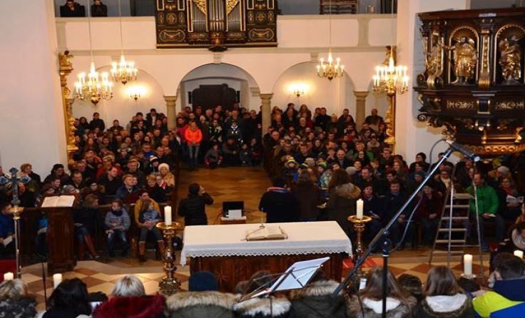 Die Faschingsjugendmesse am Samstag wird wieder die Stiftskirche füllen. Foto: KJ ROM