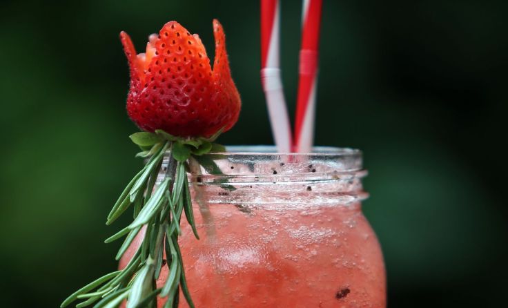 Jugendliche mixen sich ihre eigenen, alkoholfreien Cocktails. Foto: Weihbold