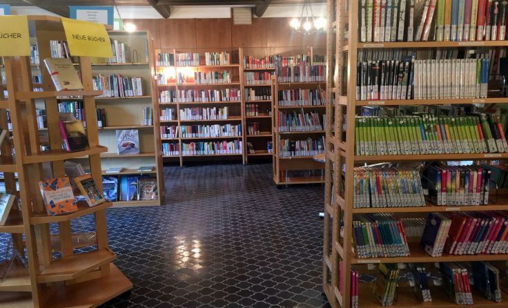Die Wirtshaus-Bibliothek lädt zum Schmökern und Verweilen ein. Foto: Brunnthaler