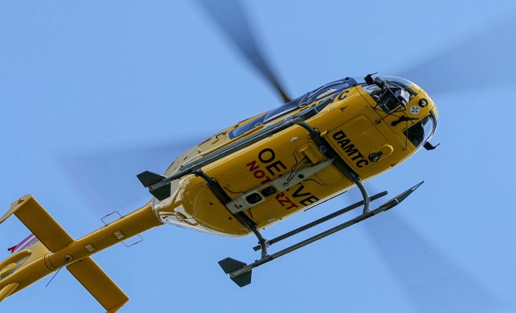 Mit dem Hubschrauber wurde der junge Motorradfahrer ins Krankenhaus gebracht. Foto: Weihbold