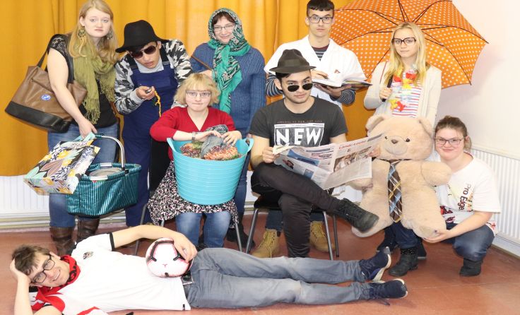 Jugendliche reflektieren auf der Theaterbühne ihr Leben. Foto: Theatergruppe Courage 