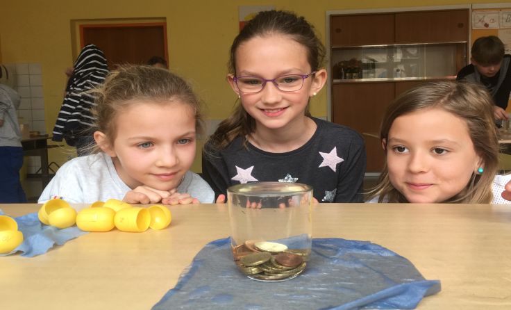 Beim Experimentieren lösten Kinder spannende Fragen der Naturwissenschaft. Foto: VS Ulrichsberg