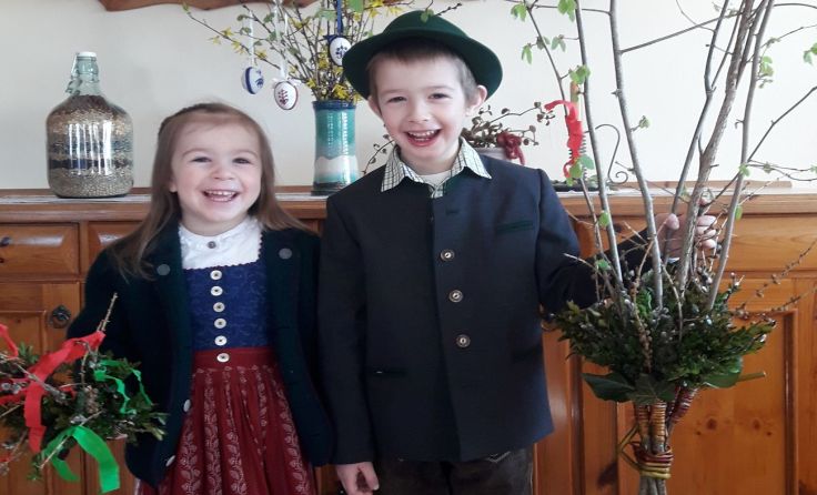 Elias und Katharina freuen sich schon auf das Palmbuschen tragen am Sonntag. Foto: Lindorfer