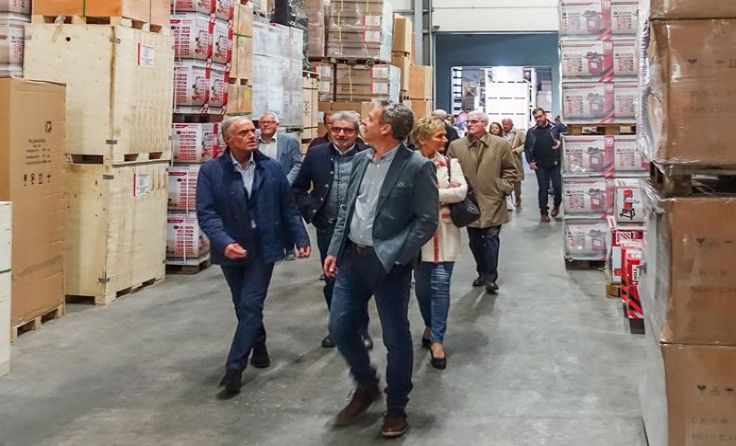 Die Führung durch die Holzmann-Lagerhallen beeindruckte die Rotarier. Foto: Holzmann Maschinen