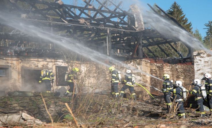 Zehn Feuerwehren standen mit 350 Mann im Einsatz. Foto: Martin Gaisbauer
