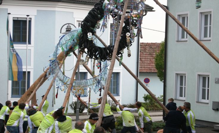 Der wohl erste Müll-Maibaum steht auf dem Kirchberger Ortsplatz. Foto: Radclub Kirchberg