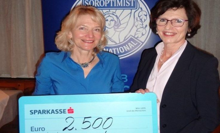 Präsidentin Gundi Nöbauer (l.) übergab die Spende an Manuela Baumgartner. Foto: privat
