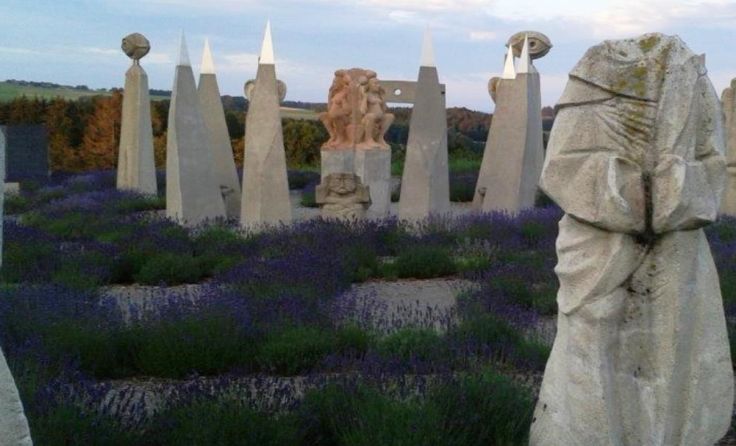 Das Kunstlabyrinth wird jetzt zur Lavendel-Hochblüte Ziel einer Abendwanderung. Foto: privat