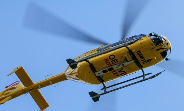 Mit dem Hubschrauber wurde der verletzte Radfahrer ins Krankenhaus gebracht. Foto: Weihbold