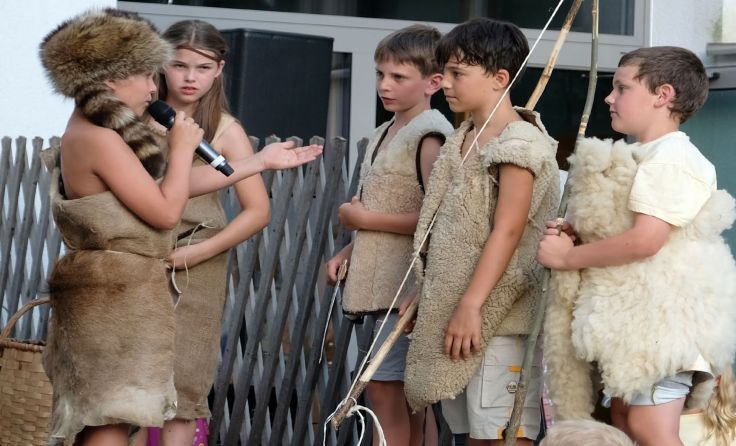 Die Volksschüler präsentierten ihre Forschungsergebnisse auf der Bühne. Foto: Martin Hackl