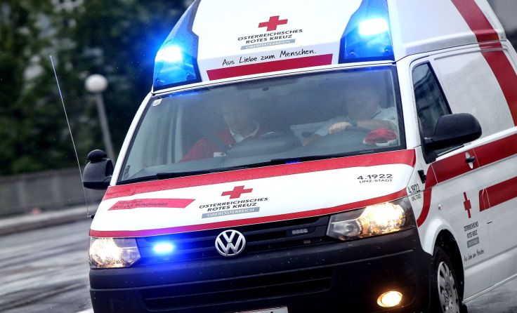 Nach der Erstversorgung wurde der junge Mann ins Krankenhaus gebracht. Foto: Weihbold