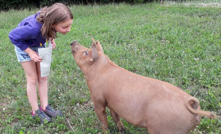 Tierisch präsentiert Lara Sophie ihr Zeugnis. Foto: Brunner