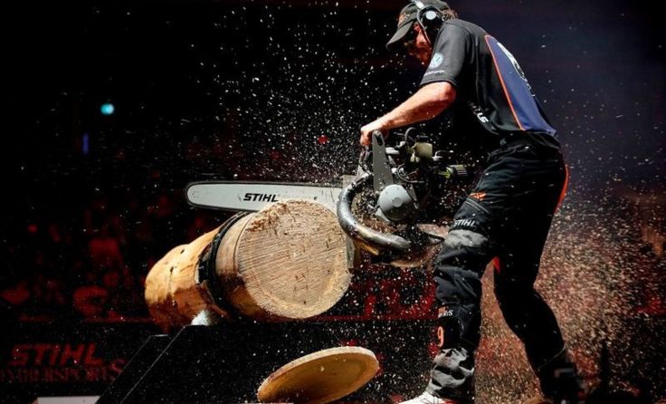 Sportholzfäller messen sich im Umgang mit Axt und Säge. Foto: STIHL Timbersports
