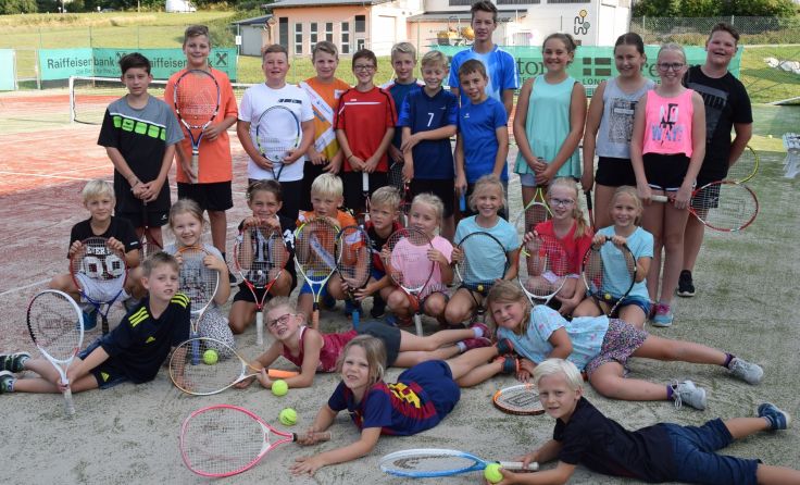 Der Tennisnachwuchs feiert das Jubiläum ebenfalls mit. Foto: Union St. Peter