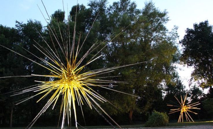 Kunstwerke aus natürlichen Materialien werden für den Skulpturenpark errichtet. Foto: VOI