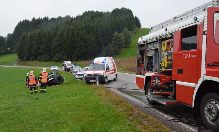 Die regennasse Fahrbahn wurde einer 18-Jährigen zum Verhängnis. Foto: FF Peilstein