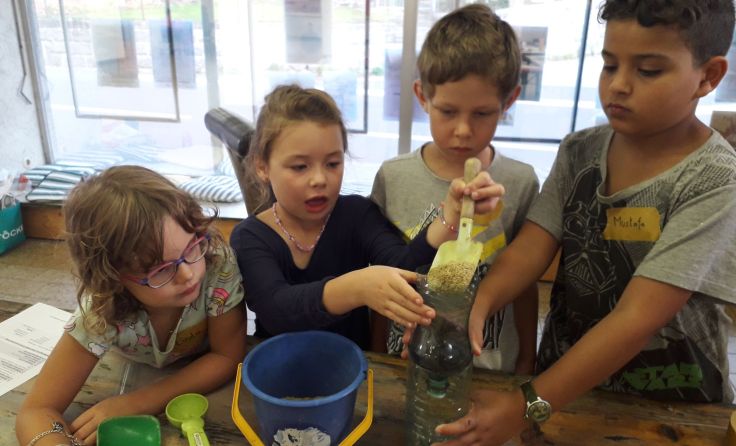 Die Kinder haben einen eigenen Wasserfilter gebaut. Foto: privat