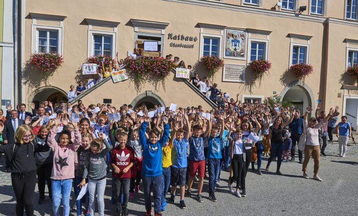 Rund 150 Haslacher versammelten sich für ein Foto vor dem Gemeindeamt. Foto: Manfred Reich