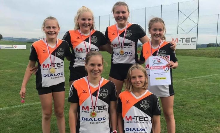 Die U14-Spielerinnen jubeln über den Sieg. Foto: Union Arnreit