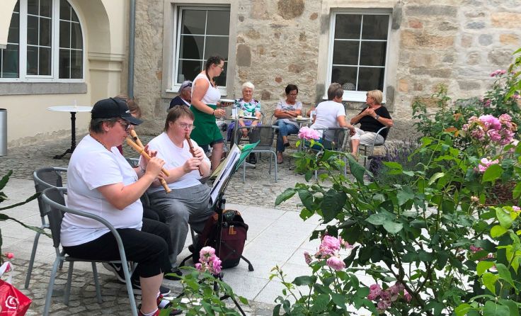 Die Arcus-Mitarbeiter servieren Kaffee und Kuchen auch mal mit Musik. Foto: BAPH Kleinzell