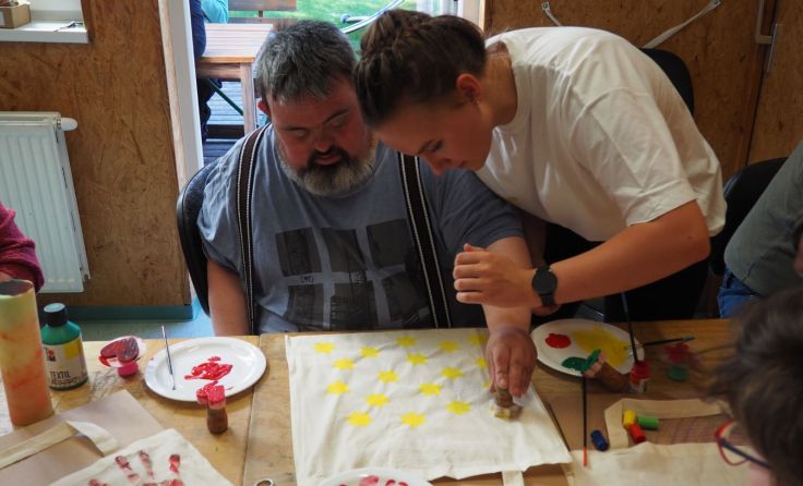Bemalte Stoffsackerl sind besser als Plastiksackerl. Foto: BBS Rohrbach