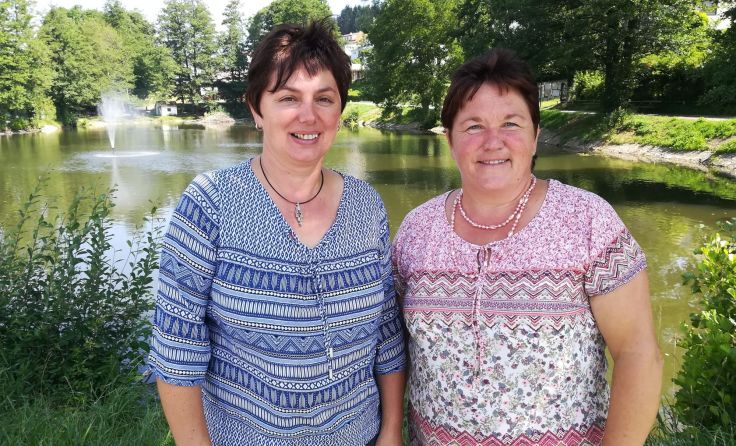 Renate Kneidinger (l.) und Christine Gallistl leiten den Treffpunkt in Helfenberg. Foto: Caritas