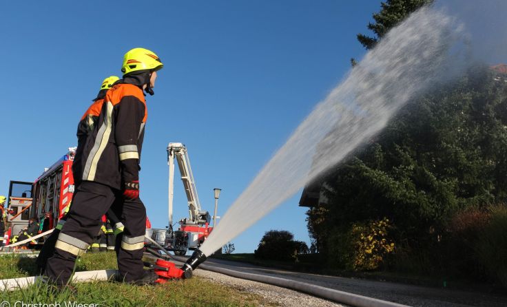 Der Wasserwerfer der Feuerwehr Gottsdorf in Bayern im Einsatz. Foto: Christoph Wieser
