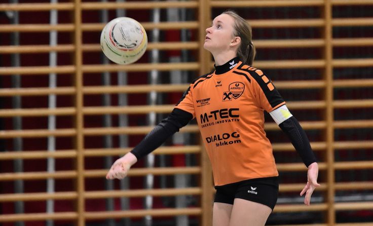 Tanja Gahleitner steht für Arnreit am Spielfeld. Foto: Manfred Lindorfer