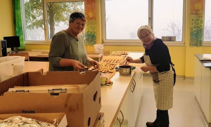 Margit Wengler und ihre fleißigen Helfer haben wieder jede Menge Kekse gebacken. Foto: Wengler