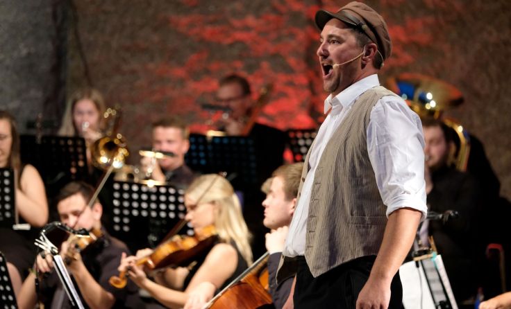 Arnold Kehrer ist als Obersteiger Martin zu hören und zu sehen. Foto: Martin Hackl