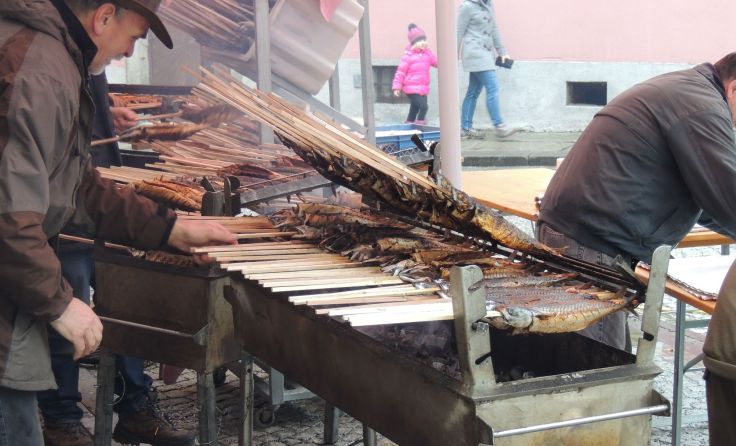 Zu Silvester gibt es in Sarleinsbach Fisch vom Grill. Foto: privat