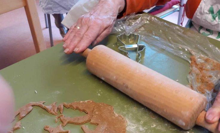 Menschen mit Demenz haben gemeinsam gebacken. Foto: MAS Alzheimerhilfe