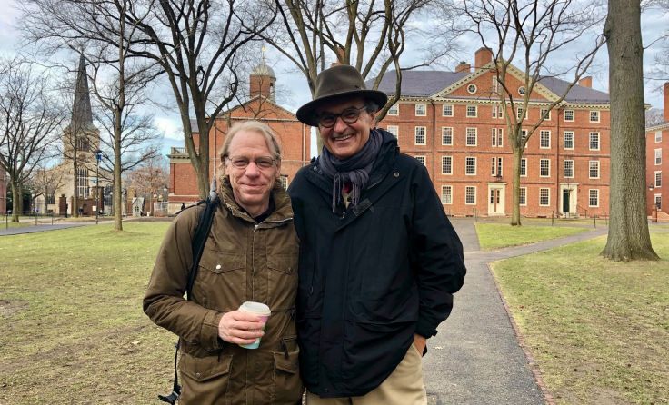 Joachim Eckl (r.) und Michael Pisaro vor der Harvard-Universität in Boston. Foto: Eckl