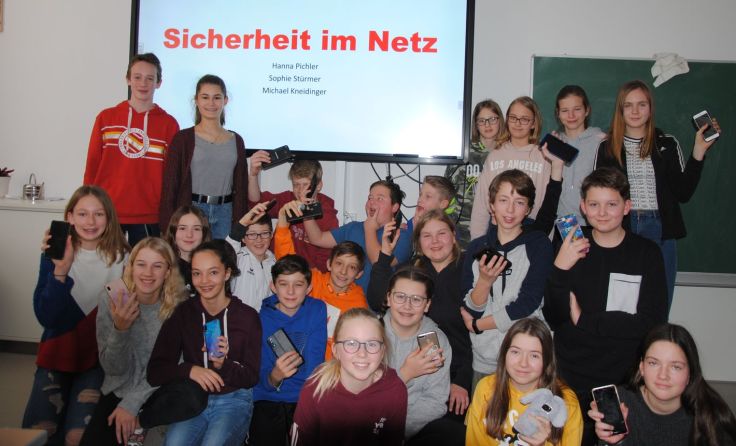 Die DigiPros Hanna und Michael bei ihrer ersten Mission in der 3a Foto: NMS St. Peter