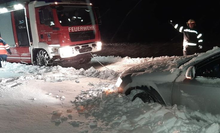 Die FF Ahorn musste einige Fahrzeuge aus dem Schnee ziehen. Foto: FF Ahorn