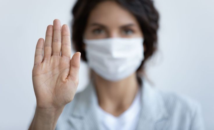 Weiterhin gilt: Zu Hause bleiben und Abstand halten. Foto: fizkes/Shutterstock.com