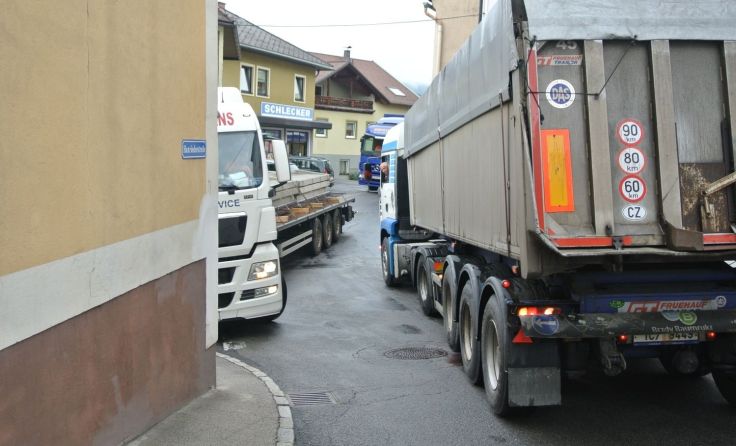 In der engen Ortsdurchfahrt kommt es immer wieder zur Problemen. Foto: Gemeinde Peilstein