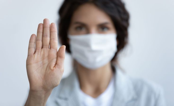 Weiterhin gilt: Abstand halten und wenn möglich zu Hause bleiben. Foto: fizkes/Shutterstock.com
