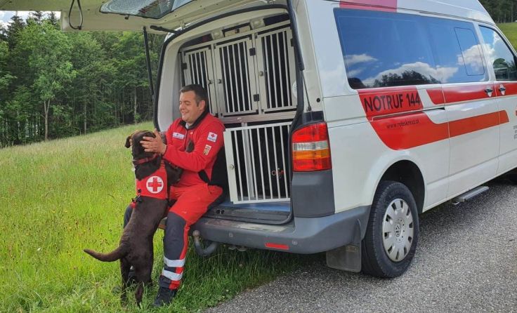 Rainer Eisner mit seinem Charly Foto: RK Suchhundestaffel Rohrbach