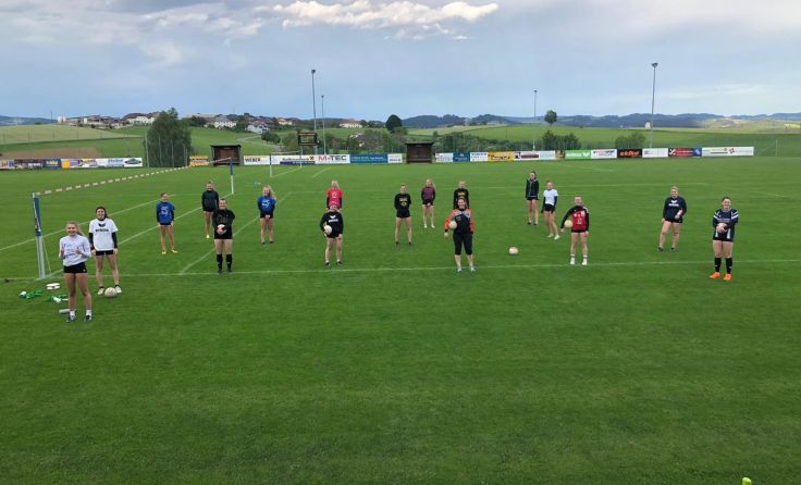 Die ungewollte Pause ist für die Faustballerinnen vorbei. Foto: Manfred Lindorfer