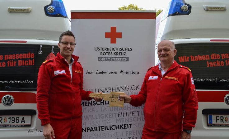 Charles Pickering (r.) hat den Schlüssel symbolisch an Gerald Roth übergeben. Foto: Rotes Kreuz