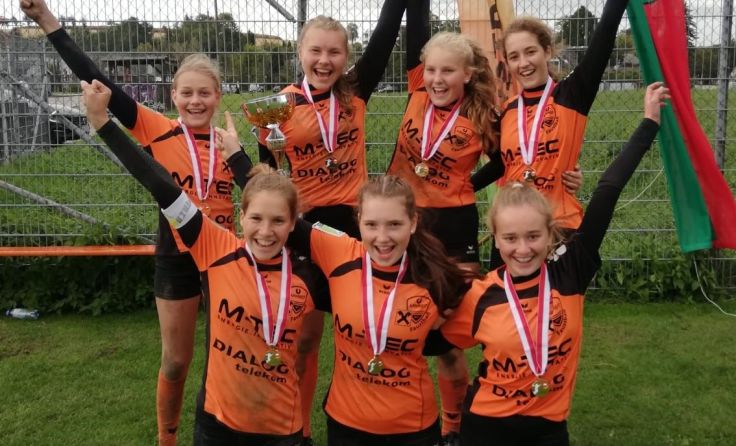 Die Arnreiter U14-Mädchen jubeln über den Landesmeistertitel. Foto: Union Arnreit
