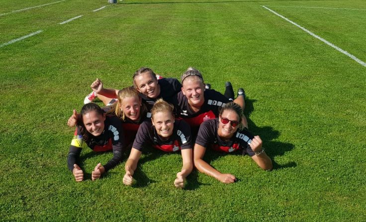 Die Faustball-Damen jubeln über den Liga-Cuptitel in der 2. Bundesliga. Foto: Ulrichsberg