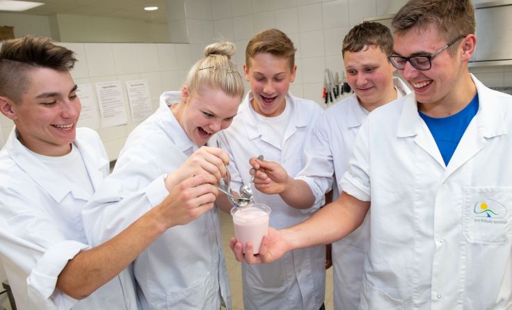 Bioschüler stellen ihre eigenen Produkte her. Foto: Bioschule Schlägl